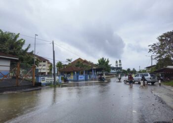 AIR Sungai Golok mula melimpah masuk ke kawasan Kampung Kedai Lama, Rantau Panjang, Kelantan hari ini-UTUSAN/YATIMIN ABDULLAH