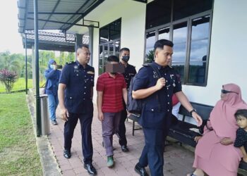 REMAJA yang dituduh cuba melakukan rompakan terhadap seorang pemandu e-hailing dikawal polis selepas selesai pertuduhan di Mahkamah Majistret Sungai Petani.