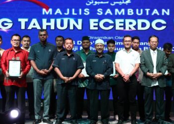BAIDZAWI Che Mat (tiga kiri ) dan Mohd. Nassuruddin Daud (tengah) bergambar bersama penerima sijil penyertaan Kursus Empower ECERDC sempena Sambutan Ulang Tahun ke-15 ECERDC di Tunjong, Kota Bharu, Kelantan hari ini. UTUSAN/MUSTAQIM MOHAMED