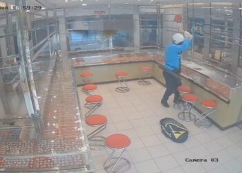 SUSPEK memecahkan cemin pameran menggunakan kapak sebelum melarikan barangan kemas bernilai RM178,000 dalam rompakan di kedai emas di Jalan Langgar, Alor Setar.