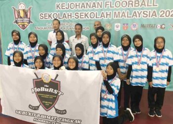 BARISAN pemain dan jurulatih The Floburst SKBR Tangkak bergambar kenangan bersama pingat masing-masing selepas berjaya memenangi tempat ke 4 di kejohanan Floorball Sekolah Sekolah Malaysia 2023 baru baru ini.
