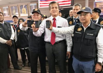 DR. Zaini Hussin (tengah) bersama pegawai menunjukkan kamera badan di Wisma Persekutuan Kota Bharu , hari ini.- UTUSAN/ ROSLIZA MOHAMED