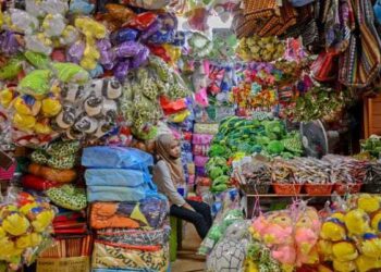 PASAR Kedai Payang, Kuala Terengganu merupakan antara lokasi menarik yang boleh dikunjungi pelancong pada musim tengkujuh ini. - UTUSAN/PUQTRA HAIRRY ROSLI
