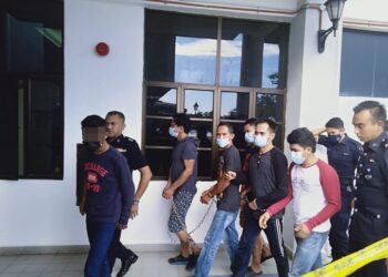 ENAM lelaki termasuk remaja bawah umur dibawa anggota polis untuk didakwa kerana merusuh di Mahkamah Majistret Sungai Petani.