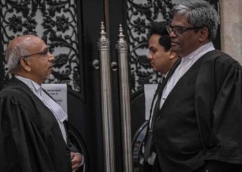 Peguam, M. Manoharan (kiri) dan peguam, Burhanudeen Abdul Wahid berbual selepas tamat prosiding pendengaran rayuan enam lelaki yang didapati bersalah membunuh Timbalan Ketua Bahagian Bicara dan Rayuan Jabatan Peguam Negara, Datuk Anthony Kevin Morais di Mahkamah Rayuan, Putrajaya. FOTO OLEH FAIZ ALIFF