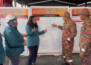 SHARIFAH Zakiah Syed Sahab (empat kiri) bersama pegawai JAS menerima penerangan daripada pegawai bomba di lokasi kebakaran premis di Bukit Selambau, Sungai Petani.