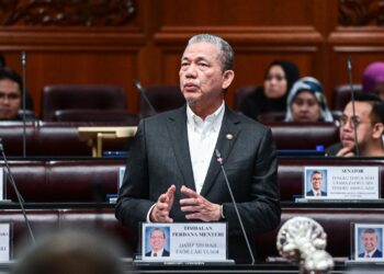 FADILLAH Yusof semasa sesi pertanyaan-pertanyaan bagi jawab lisan di Dewan Negara hari ini.  -GAMBAR JABATAN PENERANGAN MALAYSI