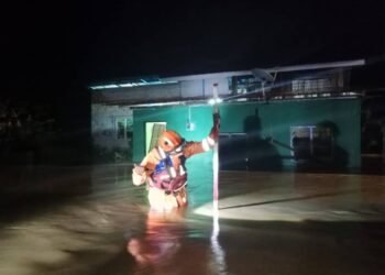 ANGGOTA APM Padang Terap membuat pemantauan paras air di Kampung Labi, Mukim Tualak yang dilanda banjir kilat.