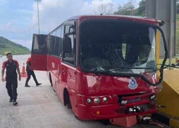 KEADAAN sebuah bas PDRM yang terbabit kemalangan selepas melanggar tembok pembahagi plaza tol di Plaza Tol Setul arah Selatan, Lebuhraya Kajang-Seremban (Lekas), semalam.