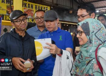 Prof Izani mendengar penerangan produk-produk hasil Penyelidikan pensyarah UMT yang telah dikomersilkan menerusi  Pusat Pengkomersilan dan Inovasi UMT.