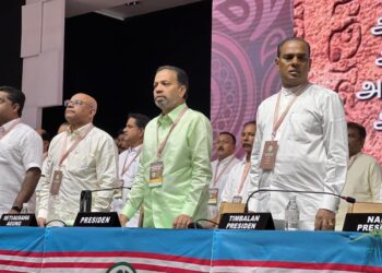 PARA perwakilan Perhimpunan Agung MIC ke-77 sebulat suara meluluskan usul mengangkat Vigneswaran sebagai Presiden dan Saravanan sebagai Timbalan Presiden parti tanpa bertanding pada pemilihan yang akan diadakan pada 2024. – FB TAN SRI VIGNESWARAN SANASEE