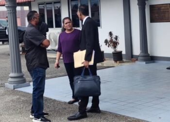 K. KALAIVANI hadir ke Mahkamah Majistret Bahau, Jempol hari ini atas tuduhan mengemukakan dokumen mengandungi maklumat palsu bagi permohonan kad pengenalan seorang kanak-kanak, tahun lalu.-UTUSAN/NOR AINNA HAMZAH.