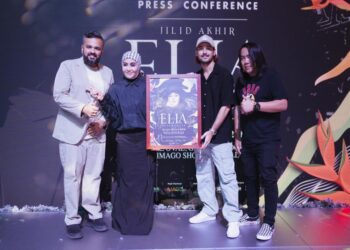 ELLA bersama Ketua Pegawai Operasi Hitman Solutions, Rishi Rampal (kanan) dan penaja konsert jelajah ‘Jilid Akhir: Ella Puteri Kota’ di Kota Kinabalu Ahad lalu.