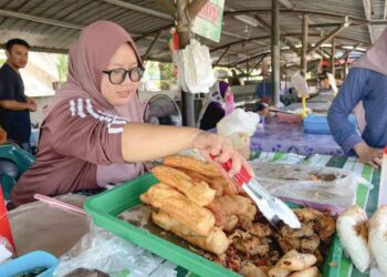 ANNA Rahayu Rusman berniaga kuih-muih di Pekan Sabindo, Kinarut