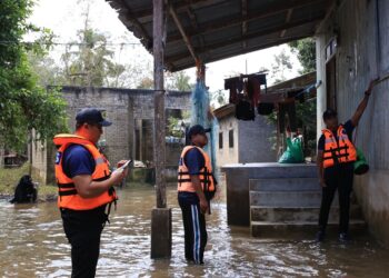 ANGGOTA polis sentiasa membuat rondaan cegah jenayah bagi memastikan kawasan kampung yang ditenggelami banjir di Pasir Mas, Kelantan berada dalam keadaan selamat-UTUSAN/KAMARUL BISMI KAMARUZAMAN.