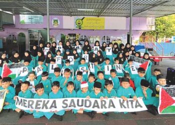 MURID Tadika Pintar Quran Majlis Ugama Islam Pahang bersama guru ketika menyertai Minggu Solidariti Palestin di Taman Sedia, Cameron Highlands baru-baru ini. – UTUSAN/HARIS FADILAH AHMAD