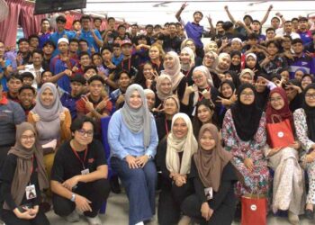 SEBAHAGIAN daripada pelajar Fakulti Komunikasi dan Pengajian Media (FKPM) Universiti Teknologi Mara (UiTM) Shah Alam pada Program “Eh! Kau Putar Ek!” di  Kolej Vokasional  Tanjung Puteri, Johor baru baru ini.