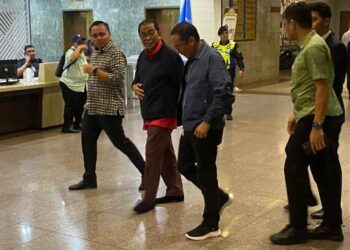 MOHAMED Khaled (tengah) tiba di Menara Dato' Onn bagi menghadiri mesyuarat MKT UMNO malam ini