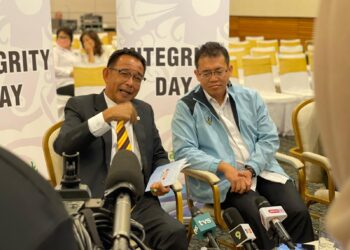 ABDUL Karim Rahman Hamzah (kiri) bercakap dalam sidang media selepas merasmikan Hari Integriti Lembaga Pelancongan Sarawak (STB) di Pusat Konvensyen Borneo Kuching (BCCK) di Kuching, Sarawak hari ini.