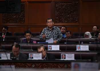 UGAK Anak Kumbong pada sesi pertanyaan-pertanyaan bagi jawab lisan di Dewan Negara hari ini. -GAMBAR JABATAN PENERANGAN MALAYSIA