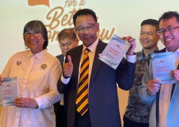 ABDUL Karim Rahman Hamzah (tengah) menunjukkan buku polisi integriti Lembaga Pelancongan Sarawak (STB) selepas merasmikan Hari Integriti STB di Pusat Konvensyen Borneo Kuching (BCCK) di Kuching, Sarawak hari ini.