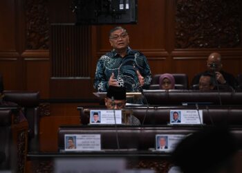 SHAMSUL Anuar Nasarah pada sesi pertanyaan-pertanyaan bagi jawab lisan di Dewan Negara hari ini. -GAMBAR JABATAN PENERANGAN MALAYSIA