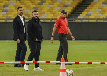 TUNKU Ismail Sultan Ibrahim meninjau keadaan padang dan sesi latihan rasmi JDT di Stadium Nasional Bukit Jalil, semalam.-UTUSAN/AMIR KHALID