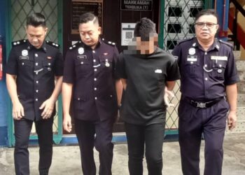 SUSPEK yang merupakan seorang remaja lelaki diiringi pihak polis selepas pertuduhan kes dibaca dan dijatuhkan hukuman dari Mahkamah Majistret Limbang, hari ini.