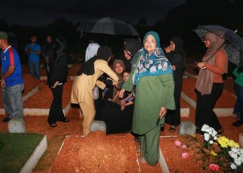 KIRA-kira 200 ahli keluarga selain kenalan turut hadir untuk penghormatan terakhir kepada Allahyarham ketika pengebumian di Tanah Perkuburan Islam Seksyen 9, Kota Damansara, di sini, hari ini.