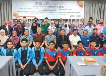 TENGKU Nadzion (duduk tengah) bersama Revalin (empat kiri) dan delegasi Politeknik Negeri Padang, Indonesia menghadiri program Khidmat Masyarakat Antarabangsa di PIS, Pasir Gudang, Johor Bahru. 
– UTUSAN/KHAIRUL MOHD ALI