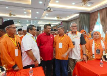 MOHAMAD Sabu (tiga kanan) beramah mesra dengan Ketua Penerangan UMNO Datuk Zawawi Othman selepas merasmikan Konvensyen Amanah Kelantan di Kemasin, Bachok, Kelantan-UTUSAN/YATIMIN ABDULLAH.