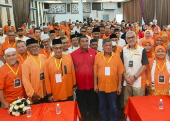 MOHAMAD Sabu (tiga kanan) semasa merasmikan Konvensyen Amanah Kelantan di Kemasin, Bachok, Kelantan-UTUSAN/YATIMIN ABDULLAH.