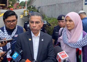 SYED Ibrahim Syed Noh pada sidang media di hadapan bangunan Kedutaan Amerika di ibu negara  hari ini. -UTUSAN/MOHD. FADHLI MOHD. SULAIMAN