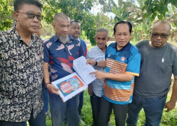 AHMAD Maslan ( dua dari kanan ) melihat tapak cadangan Kolej Komuniti  bagi Parlimen Pontian di Kampung Parit Abdul Rahman, di Benut, di Pontian, hari ini.-UTUSAN / MUHAMMAD ZIKRI