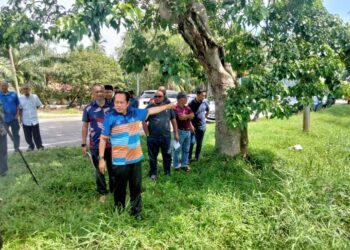 AHMAD Maslan menunjukkan tapak cadangan Kolej Komuniti  bagi Parlimen Pontian di Kampung Parit Abdul Rahman, di Benut, di Pontian, hari ini.-UTUSAN / MUHAMMAD ZIKRI