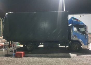LORI yang disita polis selepas membawa 1,190kg daun ketum di Kilometer 80 Lebuhraya Utara Selatan arah Selatan berhampiran susur masuk Hentian Rehat dan Rawat (R&R) Gurun di Sungai Petani.