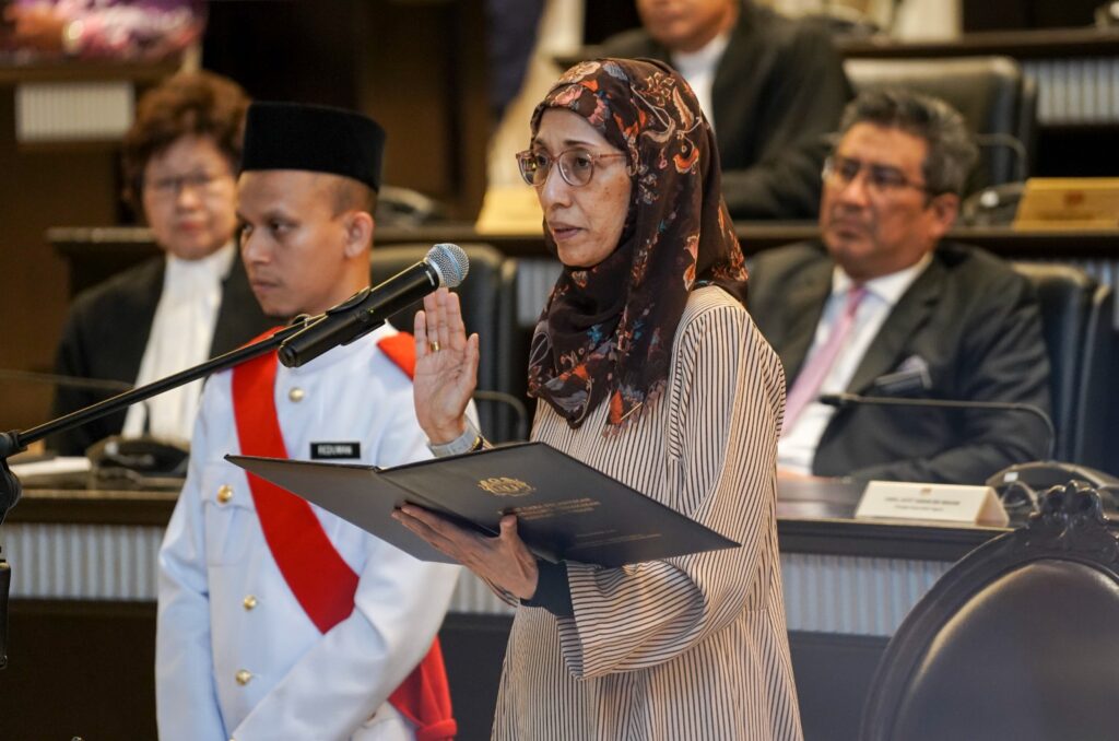 Raja Rozela, anak bekas Peguam Negara antara 9 dilantik