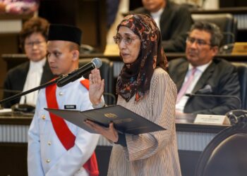 RAJA Rozela Raja Toran mengangkat sumpah jawatan sebagai pesuruhjaya kehakiman di Istana Kehakiman Putrajaya. UTUSAN/FAISOL MUSTAFA.