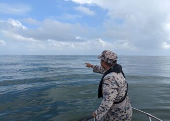 ANGGOTA Maritim Kelantan sedang melakukan carilamat di sekitar perairan Pulau Perhentian, Besut, Terengganu-IHSAN MARITIM KELANTAN.