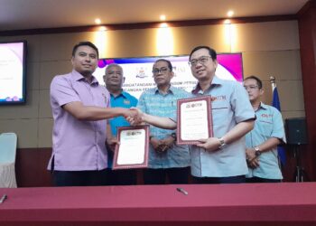 MOHAMED KHALED Nordin (tengah) menyaksikan Majlis Menandatangani Memorandum Persefahaman (MoU) Perancangan Pembangunan Bandar Kota Tinggi antara Majlis Daerah Kota Tinggi dan Universiti Teknologi Malaysia (UTM) - Institut Sultan Iskandar (ISI) di pejabat Majlis Daerah Kota Tinggi di sini hari ini.