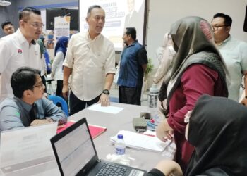 MOHD. Hairi Mad Shah (kiri) melawat kaunter syarikat yang menawarkan pekerjaan dalam Karnival Kerjaya Myfuturejobs dan Pendidikan Batu Pahat di Dewan Taman Industri Sri Sulong di Batu Pahat hari ini.