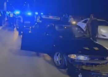 KERETA Proton Wira dinaiki dua suspek yang melarikan diri daripada polis dari Sungai Petani ke Pulau Pinang.