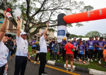 ANDERSON (kanan) merasmikan Larian kesedaran keselamatan Siber SMA di Padang Merdeka, Kuching Sarawak pagi tadi.