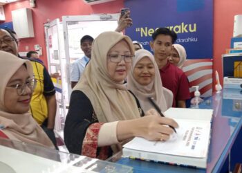 DR. Zaliha Mustafa merasmikan Program Felda Medoi AgroFest , Hari Kanak-Kanak Sedunia 2023 dan Program Saringan Kesihatan di Pusat Ekonomi Digital (PEDI) di Felda Medoi, Segamat, hari ini.