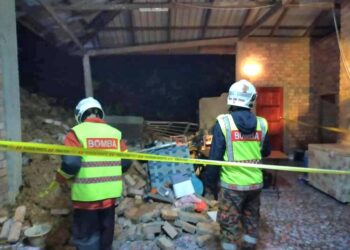 KEADAAN kejadian tanah runtuh yang memasuki ruang dapur di sebuah rumah di Taman Sebuluh Kilo 5, Pelajau, Kapit malam tadi.