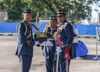 MOHD Asghar Khan Goriman Khan menyampaikan anugerah Piala Panglima Tentera Udara (Terbaik Keseluruhan Sayap Kaku) kepada Muhammad Salihin Mohd Sabri pada Perbarisan Penyampaian Sayap Penerbangan Kursus Asas Penerbangan Siri 84/22 dan Kursus Asas Penerbangan Helikopter Siri 64/22 di KTU, Alor Setar. - UTUSAN/SHAHIR NOORDIN