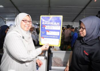 FUZIAH Salleh meletakkan tanda harga  sempena Karnival Rahmah Kasih Sayang Bangsa Johor di perkarangan Stadium Pasir Gudang disini. -UTUSAN/RAJA JAAFAR ALI