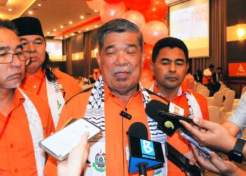 MOHAMAD Sabu mengadakan sidang akhbar selepas merasmikan Konvensyen Amanah Melaka. - UTUSAN/AMRAN MULUP