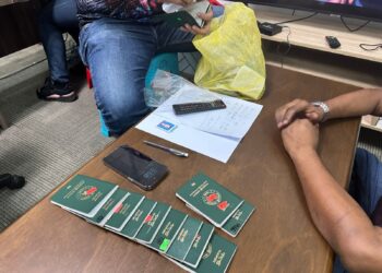 ANTARA pasport dan wang tunai dirampas JIM Johor dalam serbuan terhadap sindiket penipuan permit kerja di Pasir Gudang, Johor Bahru, awal pagi hari ini.