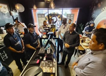 FAZLI Rizal Ismail (tengah) bersama Muhamad Zamry Abu Samah selepas merasmikan pembukaan cawangan Richiamo Coffee ke-177 di Arked Mara Bachok, Bachok, Kelantan, hari ini-UTUSAN/YATIMIN ABDULLAH.